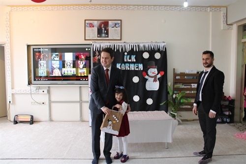 Kaymakamımız Sayın ÇELİK Öğrencilerin Karne Sevincine Ortak Oldu.